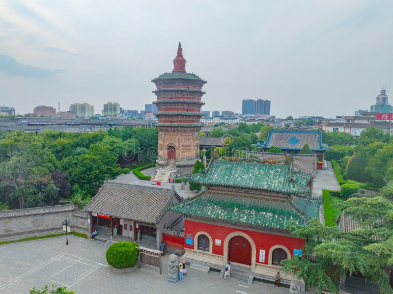 солнечный летний день в геологическом парке yonghe yellow river snake bend в линфэн-шаньси стоковое фото rf