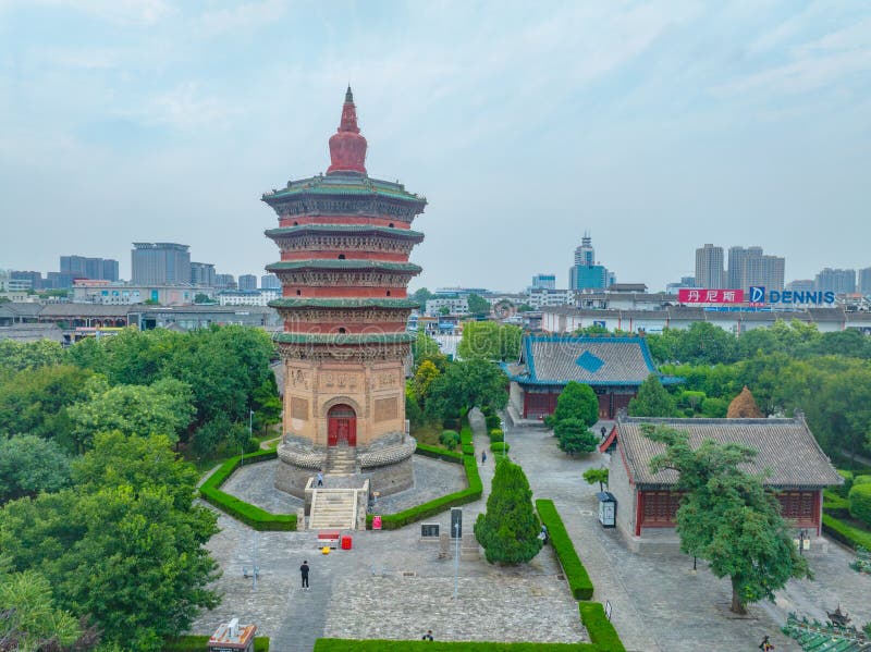 солнечный летний день в геологическом парке yonghe yellow river snake bend в линфэн-шаньси стоковое фото