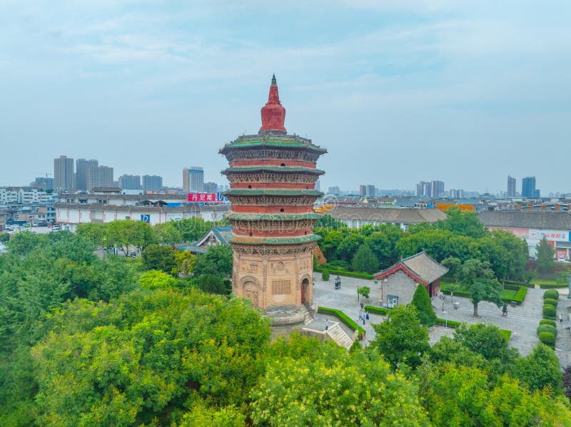 солнечный летний день в геологическом парке yonghe yellow river snake bend в линфэн-шаньси стоковое фото rf