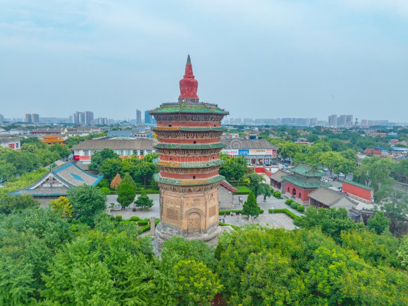 солнечный летний день в геологическом парке yonghe yellow river snake bend в линфэн-шаньси стоковая фотография rf