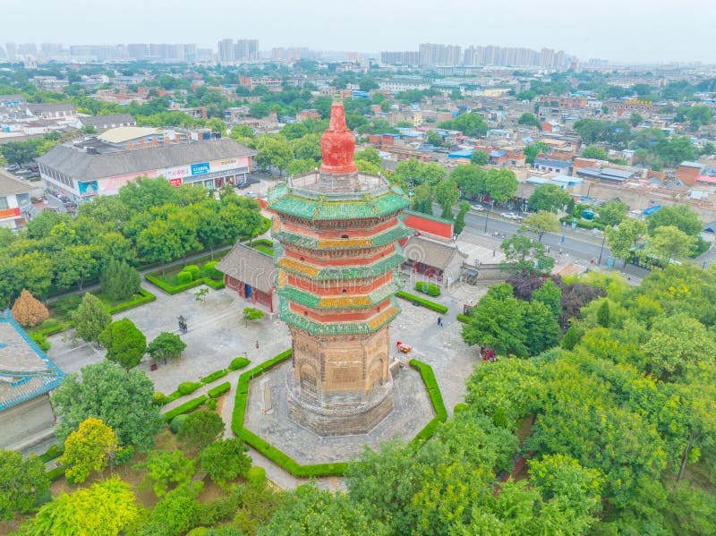 солнечный летний день в геологическом парке yonghe yellow river snake bend в линфэн-шаньси стоковая фотография
