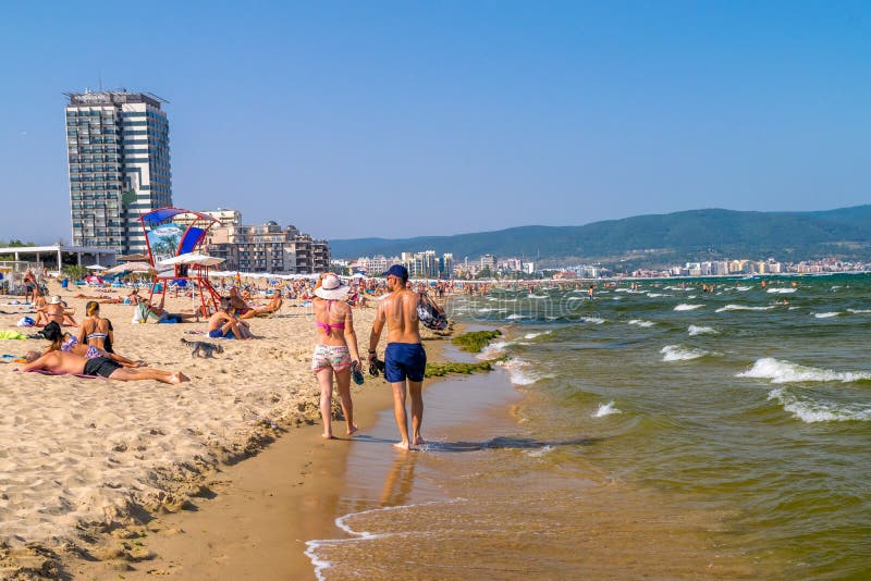 СОЛНЕЧНЫЙ ПЛЯЖ, БОЛГАРИЯ - 2-ОЕ СЕНТЯБРЯ 2018: Люди в море на солнечном пляжном комплексе на солнечный день в побережье Болгарии стоковое фото