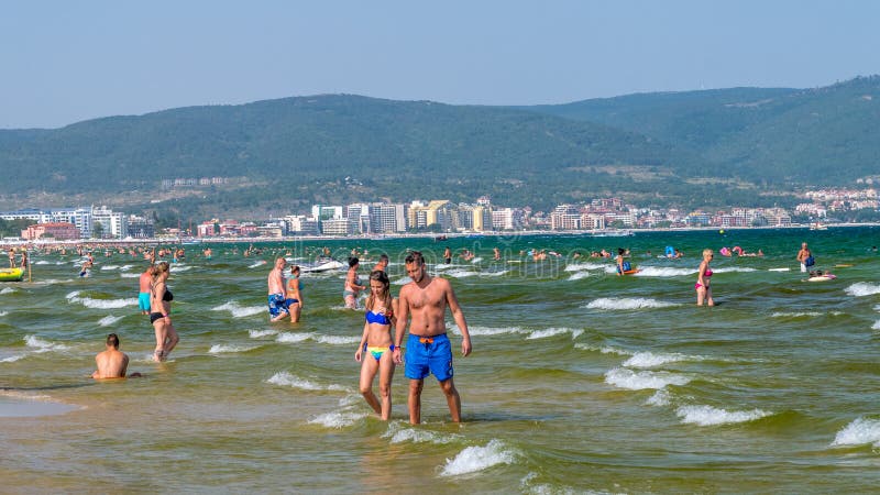 СОЛНЕЧНЫЙ ПЛЯЖ, БОЛГАРИЯ - 2-ОЕ СЕНТЯБРЯ 2018: Люди в море на солнечном пляжном комплексе на солнечный день в побережье Болгарии стоковые изображения