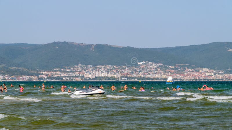 СОЛНЕЧНЫЙ ПЛЯЖ, БОЛГАРИЯ - 2-ОЕ СЕНТЯБРЯ 2018: Люди в море на солнечном пляжном комплексе на солнечный день в побережье Болгарии стоковые фотографии rf