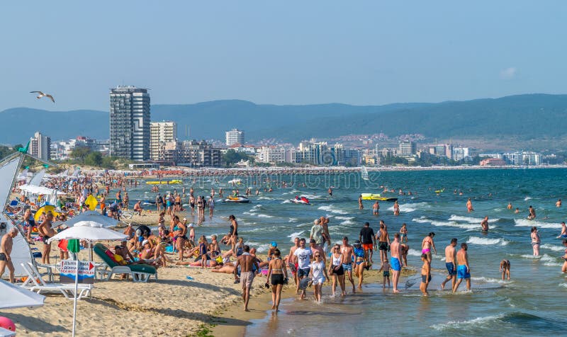 СОЛНЕЧНЫЙ ПЛЯЖ, БОЛГАРИЯ - 2-ОЕ СЕНТЯБРЯ 2018: Люди в море на солнечном пляжном комплексе на солнечный день в побережье Болгарии стоковая фотография