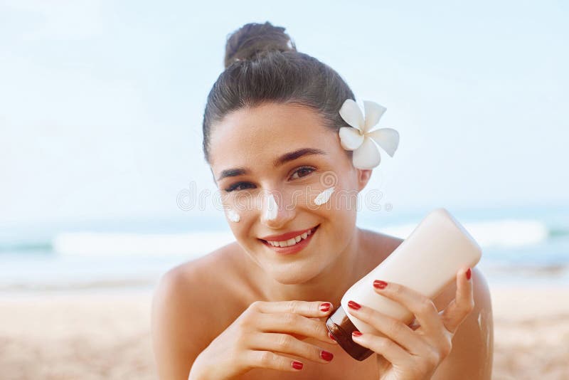 Солнцезащитный крем и sunblock Женщина красоты кладя солнечную сливк на летний день носа усмехаясь красивый Skincare Девушка крас стоковая фотография rf Солнцезащитный крем и sunblock Женщина красоты кладя солнечную сливк на летний день носа усмехаясь красивый Skincare Девушка крас стоковая фотография rf
