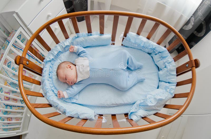 Сон ` s младенца restful Newborn младенец в деревянной шпаргалке Младенец спит в вашгерде ухода за больным стоковое фото Сон ` s младенца restful Newborn младенец в деревянной шпаргалке Младенец спит в вашгерде ухода за больным стоковое фото