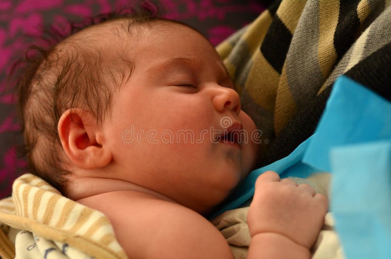 сон младенца newborn стоковое изображение rf сон младенца newborn стоковое изображение rf