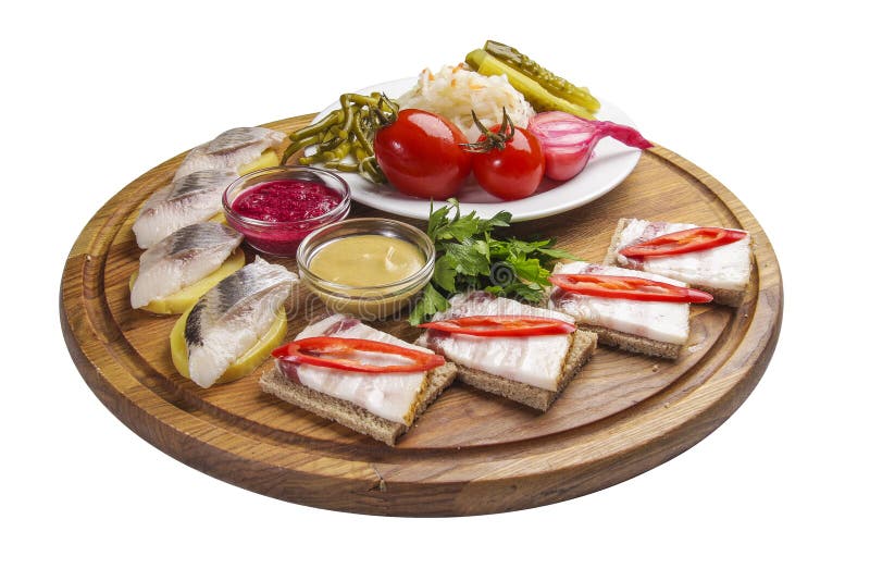 Сортированные закуски для водки Salo с мустардом и хреном Домодельные замаринованные овощи Сельди с картошками На деревенском стоковая фотография Сортированные закуски для водки Salo с мустардом и хреном Домодельные замаринованные овощи Сельди с картошками На деревенском стоковая фотография