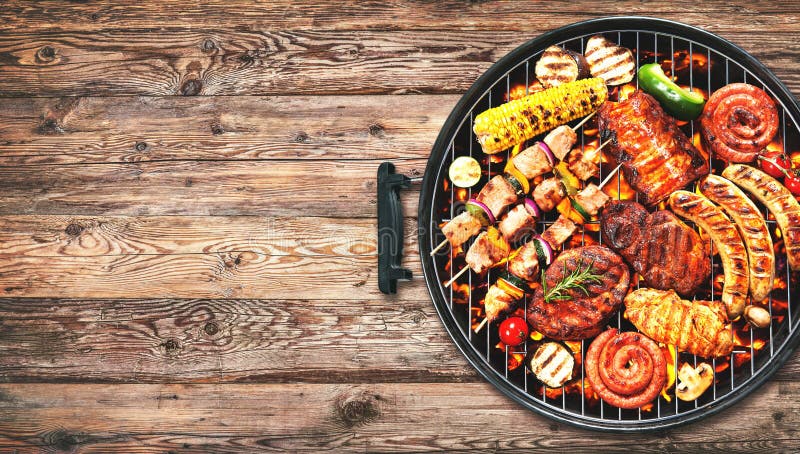 Сортированные очень вкусные зажаренные мясо и bratwurst с овощами дальше стоковое фото