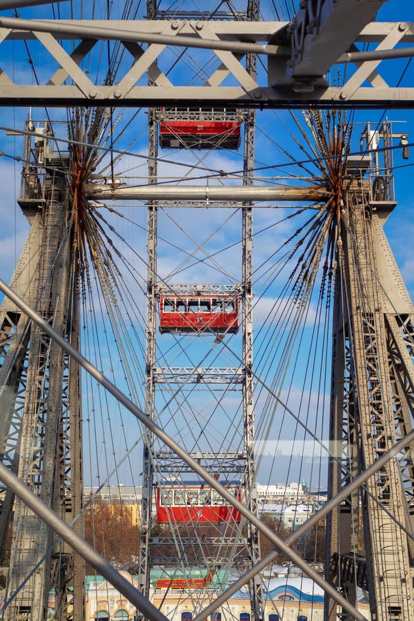 Сосиска Riesenrad - венские гигантские ferris катят внутри постоянный парк атракционов Prater в Вене стоковое изображение Сосиска Riesenrad - венские гигантские ferris катят внутри постоянный парк атракционов Prater в Вене стоковое изображение