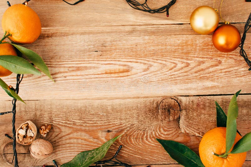 Download Состав рождества с гирляндой и Tangerines Стоковое Изображение - изображение насчитывающей померанцово, сладостно: 81803003