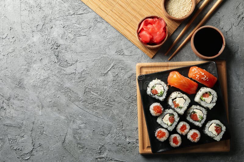 Состав с вкусными рулетами суши. Японцы стоковая фотография