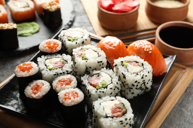 Состав с вкусными рулетами суши. Японцы стоковое изображение