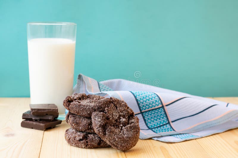 Состав с ворсом частей choco печенья, шоколада и стекла молока на синем фоне стоковая фотография