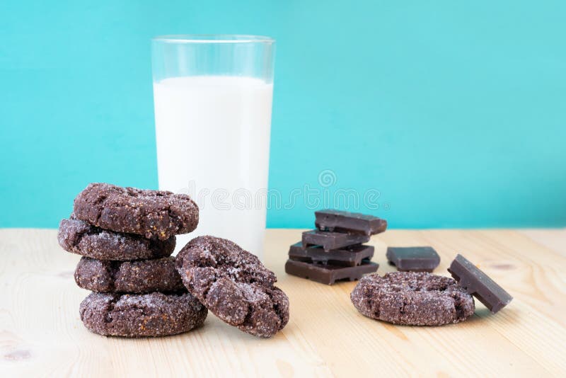 Состав с ворсом частей choco печенья, шоколада и стекла молока на синем фоне стоковое изображение