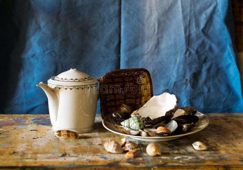 Состав чайника, меньшей корзины и плиты заполнил с clams стоковое изображение