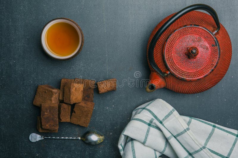 Состав чая с зефиром, чашкой чая и традиционным чайником на темной предпосылке стоковая фотография Состав чая с зефиром, чашкой чая и традиционным чайником на темной предпосылке стоковая фотография