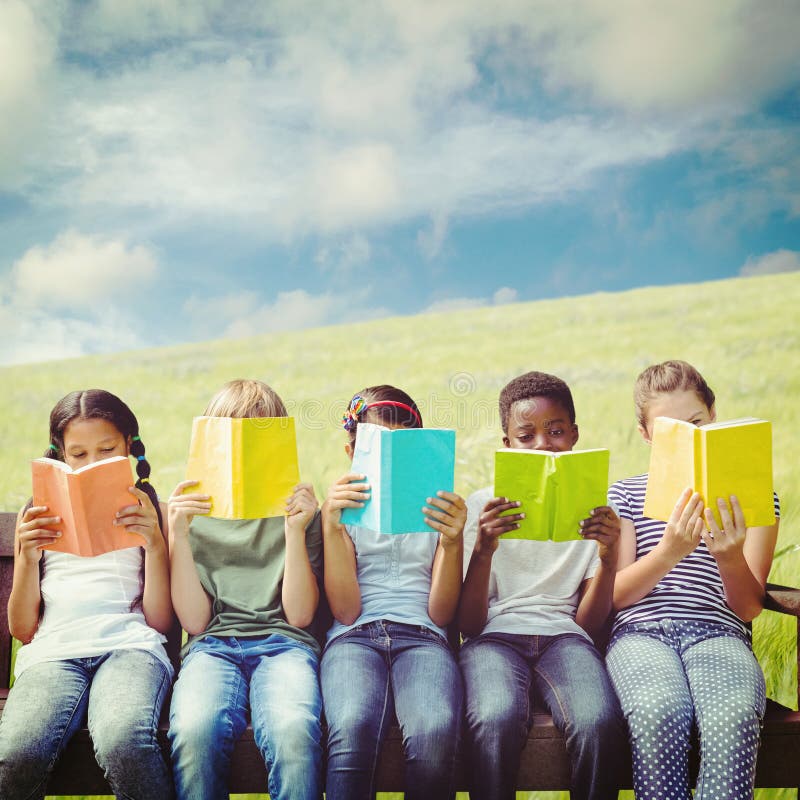 Составное изображение книг чтения детей на парке стоковые изображения rf