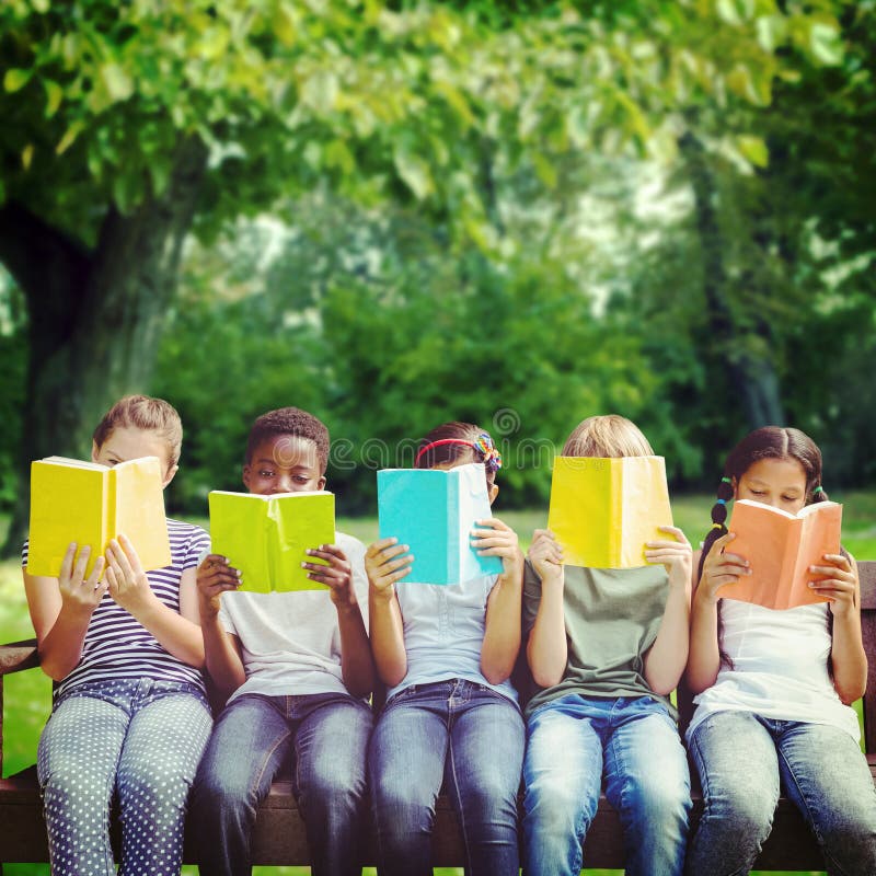 Составное изображение книг чтения детей на парке стоковое изображение