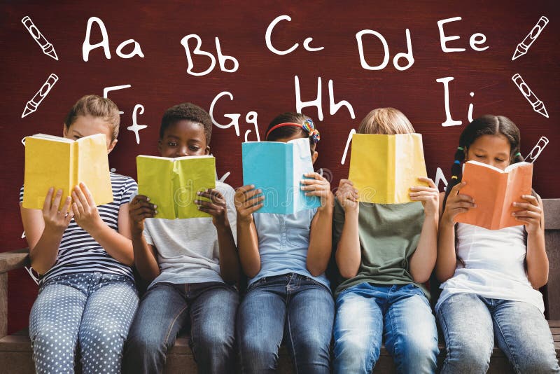 Составное изображение книг чтения детей на парке стоковое фото