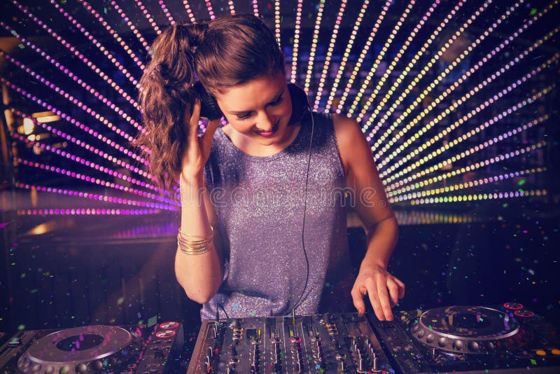 Составное изображение довольно женского dj играя музыку стоковые изображения rf