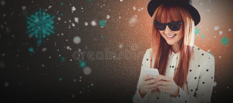 Составное изображение усмехаясь женщины битника отправляя СМС с ее smartphone стоковые изображения