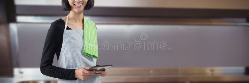 Составное изображение усмехаясь официантки держа цифровую таблетку против белой предпосылки стоковые изображения Составное изображение усмехаясь официантки держа цифровую таблетку против белой предпосылки стоковые изображения