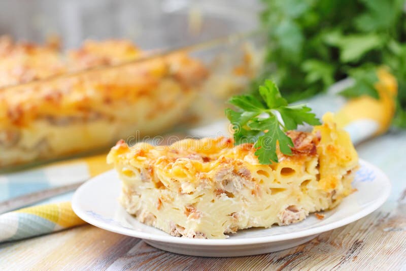 Сотейник с макаронными изделиями, мясом и сыром стоковое фото rf Сотейник с макаронными изделиями, мясом и сыром стоковое фото rf