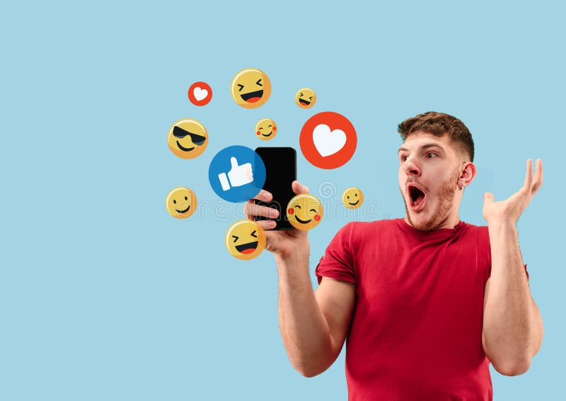 Социальные взаимодействия средств массовой информации на мобильном телефоне стоковая фотография Социальные взаимодействия средств массовой информации на мобильном телефоне стоковая фотография