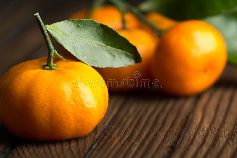 Сочные зрелые tangerines на деревянном столе стоковое фото