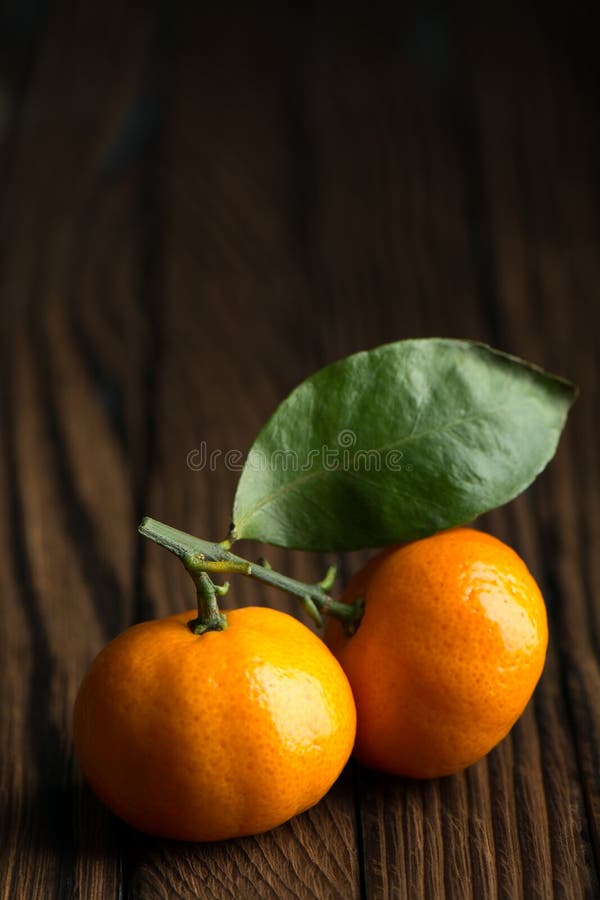 Сочные зрелые tangerines на деревянном столе стоковые изображения rf