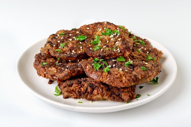 сочные кусочки жареной печени на тарелке на белом фоне. закрыть стоковая фотография rf