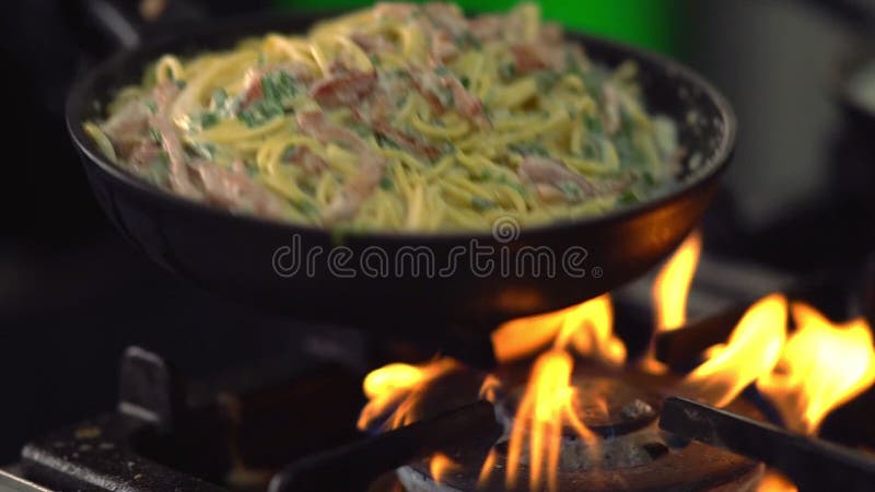 Спагетти лапша готовит на газовой горелке