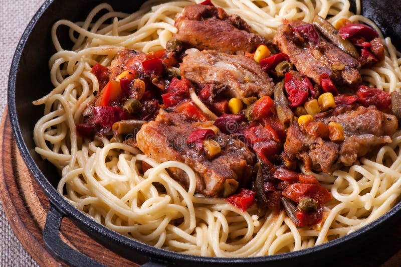 Спагетти макаронных изделий в томатном соусе и мясе нервюры стоковая фотография rf Спагетти макаронных изделий в томатном соусе и мясе нервюры стоковая фотография rf