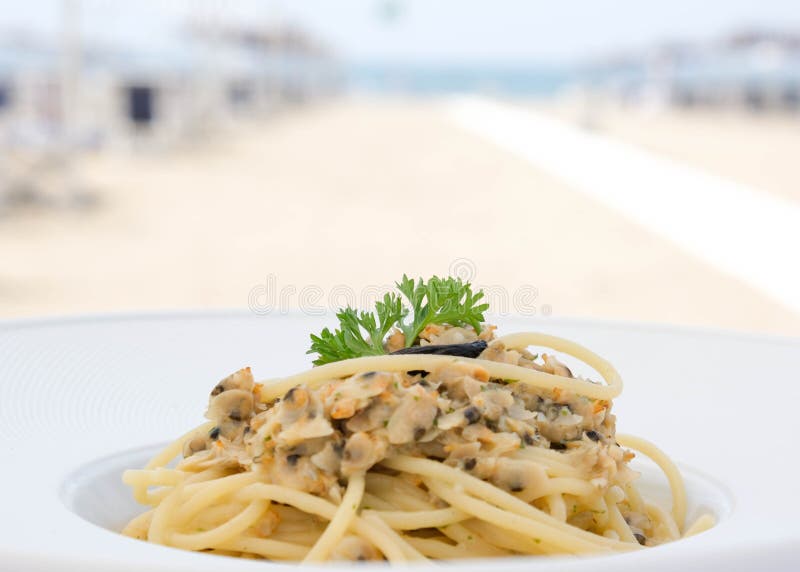 Спагетти с clams на обед на пляже стоковые фотографии rf Спагетти с clams на обед на пляже стоковые фотографии rf