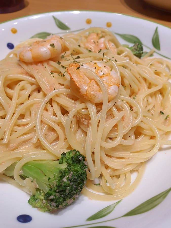 спагетти с креветками и брокколи