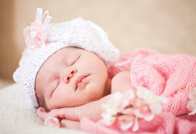 Спать newborn младенец (в возрасте 14 дня) стоковые изображения rf