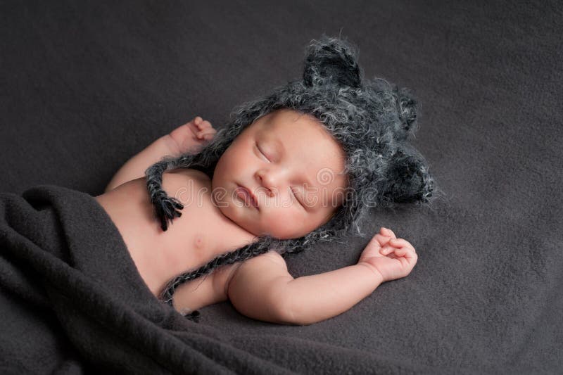 Спать Newborn ребёнок с шляпой волка стоковое фото