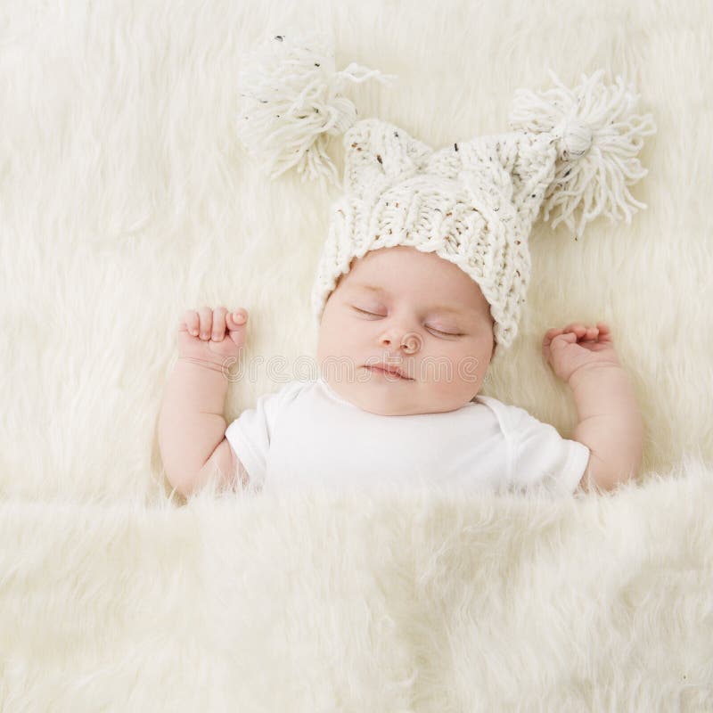 Спать младенец, сон ребенк новорожденного в шляпе, красивом Newborn младенце в кровати стоковая фотография rf Спать младенец, сон ребенк новорожденного в шляпе, красивом Newborn младенце в кровати стоковая фотография rf
