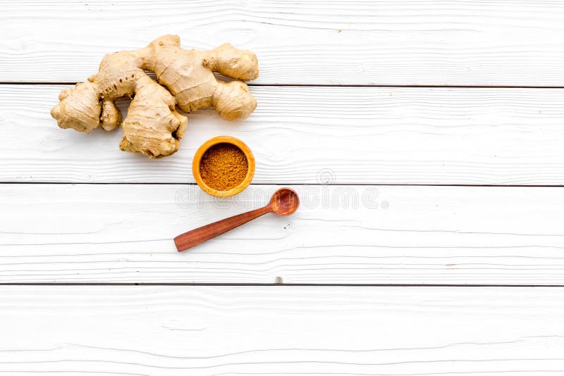 Специя и condiment Земной имбирь в малом шаре около корня имбиря на белом деревянном космосе экземпляра взгляд сверху предпосылки стоковые фотографии rf