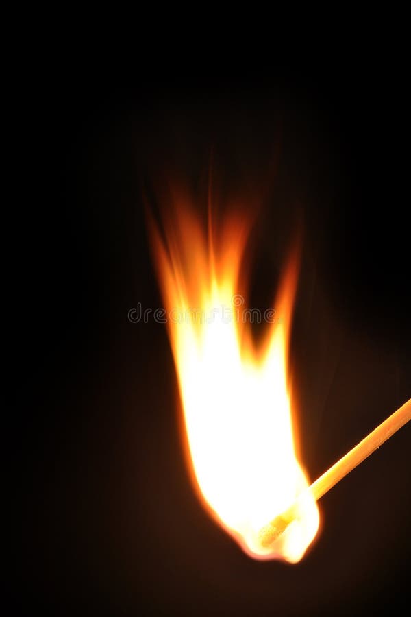 Спичка с пламенем на черном фоне стоковые фотографии rf