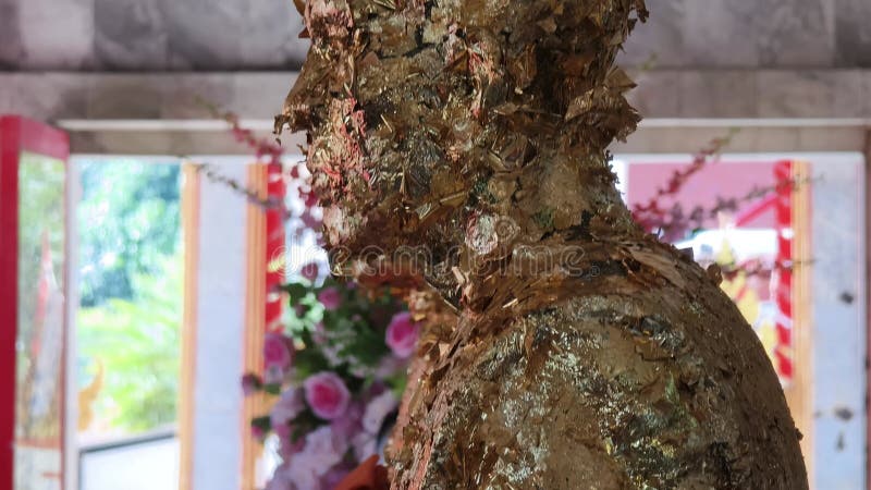 Спокойный буддистский храм с золотой статуей, очаровывающей посетителей видеоматериал