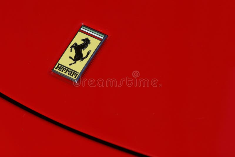 спорт красного цвета логоса ferrari автомобиля стоковые фото спорт красного цвета логоса ferrari автомобиля стоковые фото
