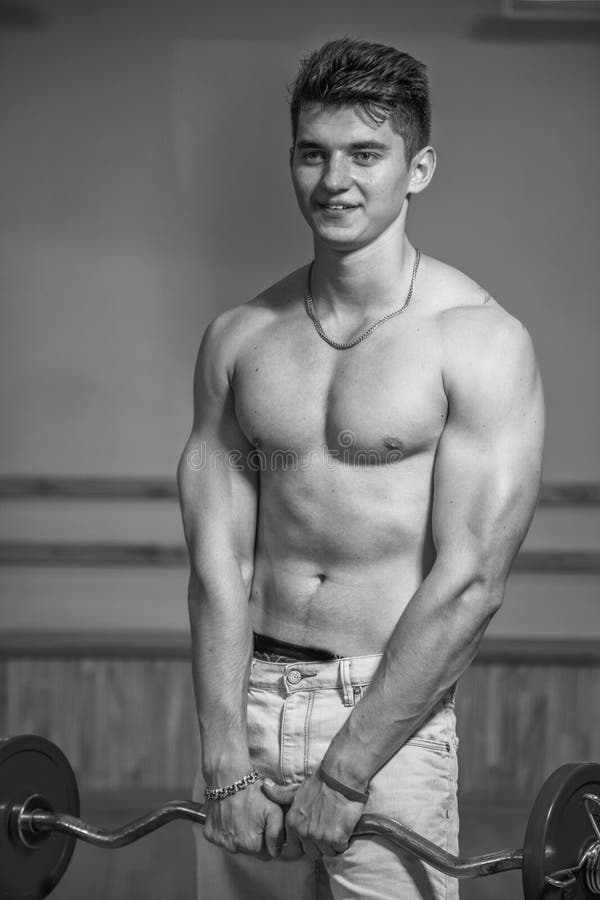 Спорт укомплектовывают личным составом в спортзале стоковая фотография Спорт укомплектовывают личным составом в спортзале стоковая фотография