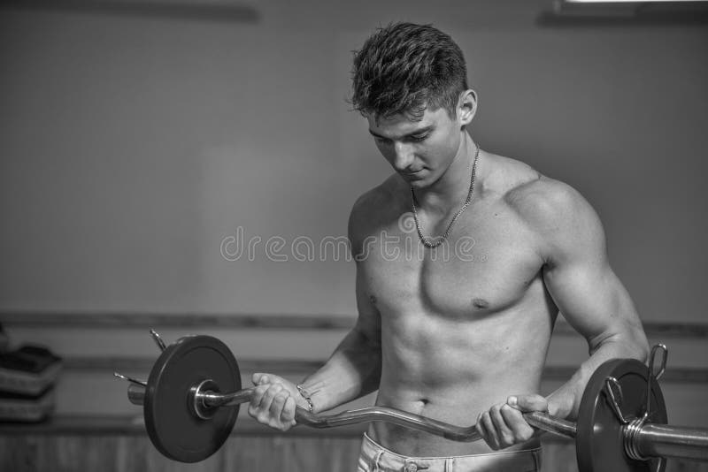 Спорт укомплектовывают личным составом в спортзале стоковые фото Спорт укомплектовывают личным составом в спортзале стоковые фото