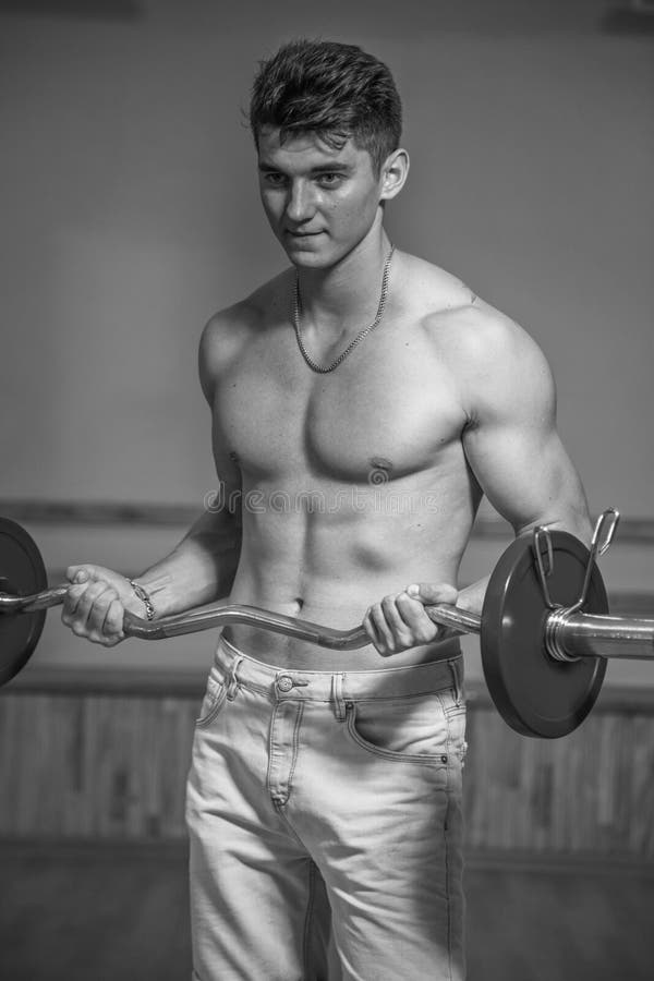 Спорт укомплектовывают личным составом в спортзале стоковые изображения rf Спорт укомплектовывают личным составом в спортзале стоковые изображения rf