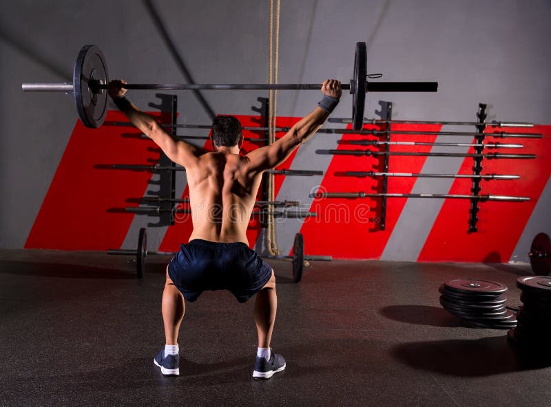 Спортзал разминки вид сзади человека поднятия тяжестей штанги Стоковое ...