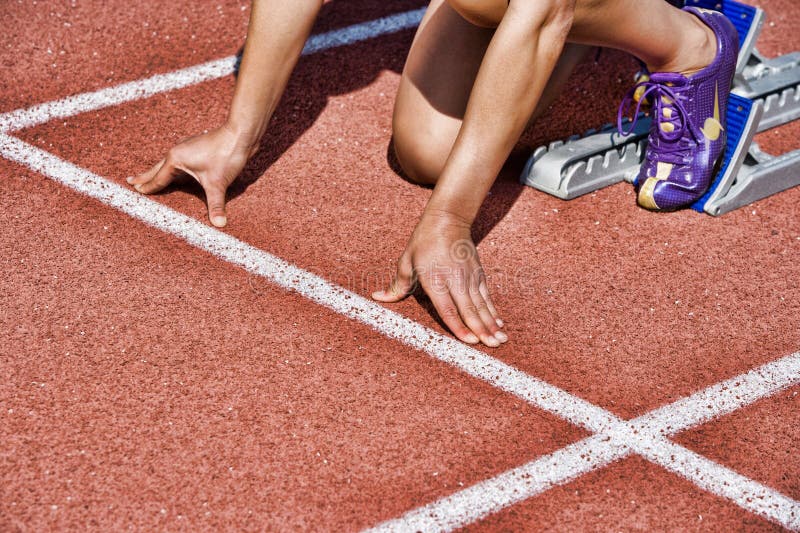 Спортсменка в блоке начала стоковое изображение