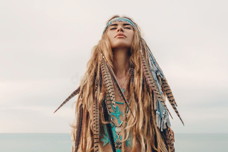 способа модели портрет outdoors молодая женщина стиля boho при головной убор сделанный пер стоковое фото